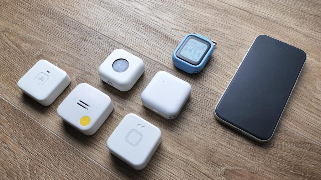 小1〜小6までの学年ごとのポイントを階段状に示したイラスト。低学年は位置重視、中学年は連絡、高学年はスマホとの橋渡しという流れ。