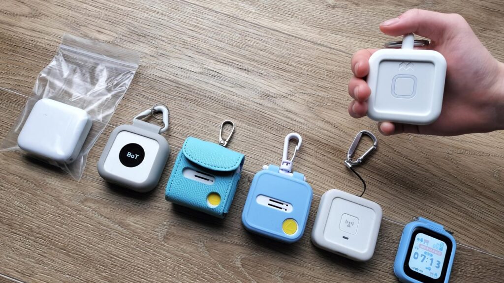 ランドセルにトークなしGPSをチャック袋で入れた例と、トーク付きGPSを純正ケースで外付けした例を並べたイメージ写真。