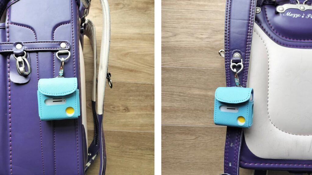 トーク付き子ども用GPSを純正ケースに入れ、ランドセルの側面にしっかり固定している様子の写真。