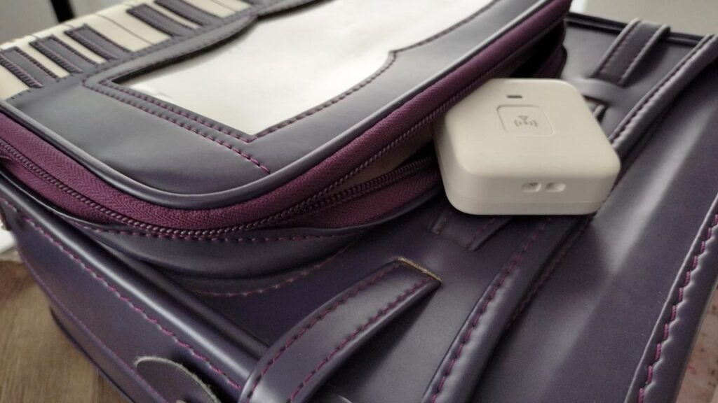 ランドセルにGPSを入れる様子の写真