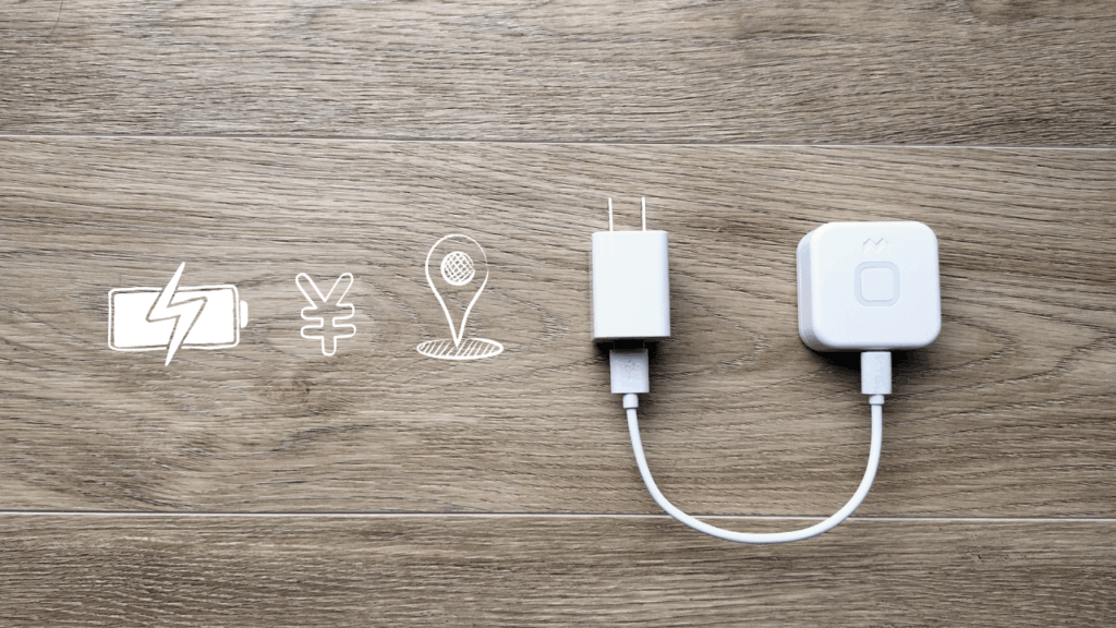 みてねみまもりGPS（MG05）を充電ケーブルにつないでいる写真。こども用GPSの充電の様子。