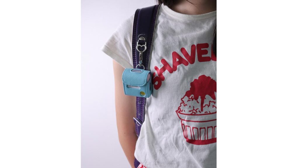 みもりGPSトークをランドセルに付けている小学生