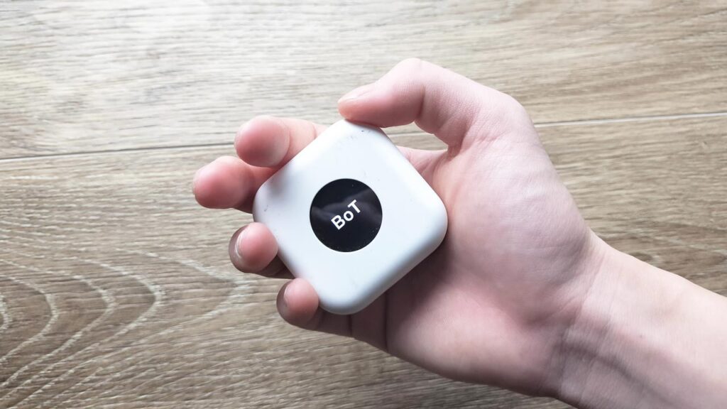 BoTトーク本体を手に持っている写真と、アプリのタイムライン画面を軽くぼかして表示した子ども用GPSのイメージ写真。