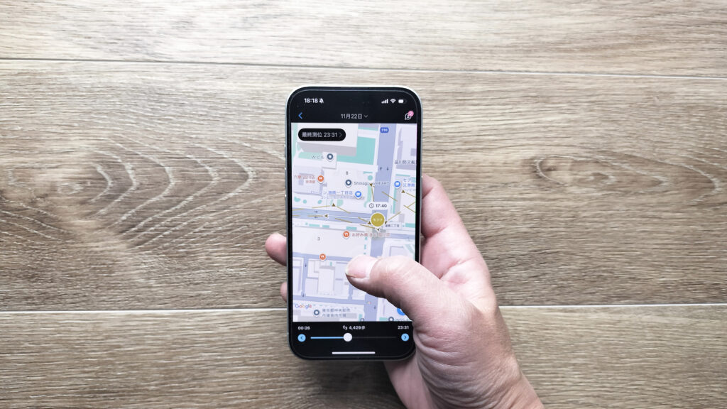 コどもGPSアプリの画面イメージ。スマートフォンの地図アプリで位置情報を確認している親の手元を写した写真。子どもGPSで見守る