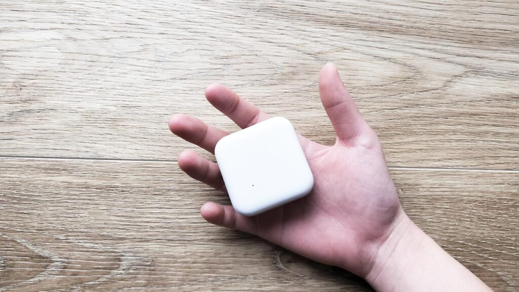 みまもりGPS本体をランドセルのポケットに入れたところを横から撮影した写真。子どもにも持たせやすい小型サイズの子ども用GPS。