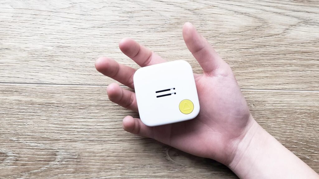 みもりGPSトーク本体のアップ写真と、防犯情報を表示したアプリ画面をぼかして映した子ども用GPSのイメージ写真。