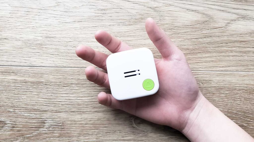 みもりGPSトーク本体のアップ写真と、防犯情報を表示したアプリ画面をぼかして映した子ども用GPSのイメージ写真。