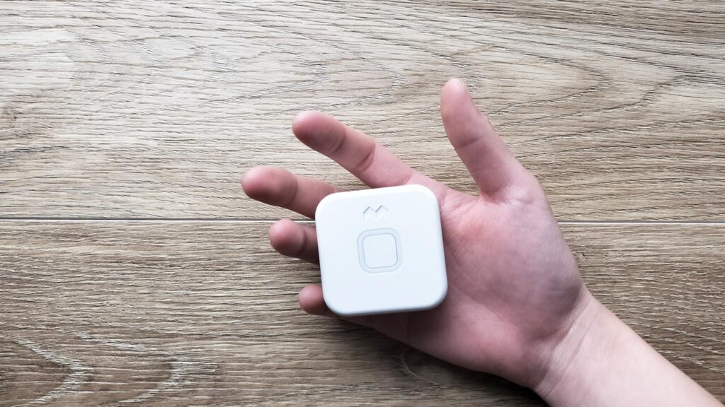 みてねみまもりGPS本体を手に持っている写真と、ランドセルのサイドポケットに入れた様子が分かる子ども用GPSのイメージ写真。