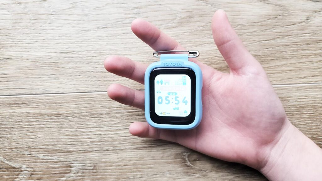 SayuU（サユー）子ども用GPS端末を子どものポケットに入れた状態と、通学路の横断歩道付近での通学シーンをイメージした写真。