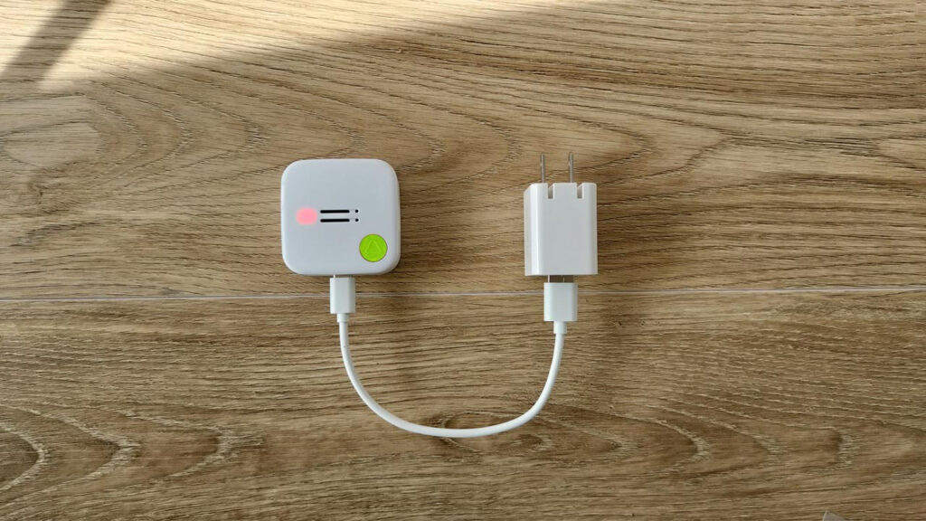 みもりGPSトーク充電ケーブルにつないでいる本体の写真。